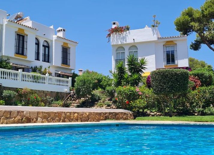 Casa La Fuente Nueve vakantiehuis in Sitio de Calahonda met zwembad en groene tuin, Costa del Sol, Spanje.