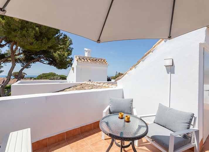 Casa La Fuente Nueve vakantiehuis in Sitio de Calahonda met zwembad en groene tuin, Costa del Sol, Spanje.