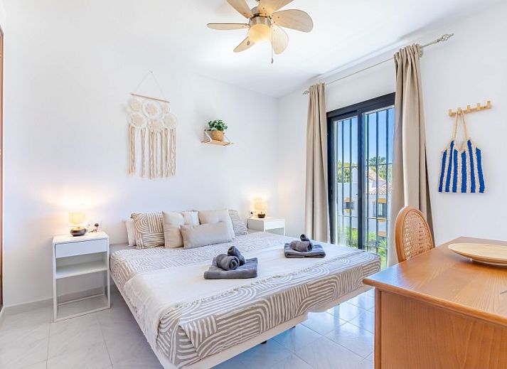 Gezellige woonkamer in Casa La Fuente Nueve vakantiehuis, Sitio de Calahonda, Costa del Sol, met moderne inrichting en veel lichtinval.