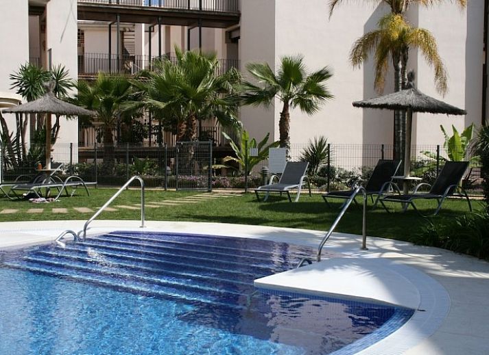 Elizabeth's Residence in Estepona biedt een prachtig uitzicht op de moderne architectuur en het zwembad op de Costa del Sol.