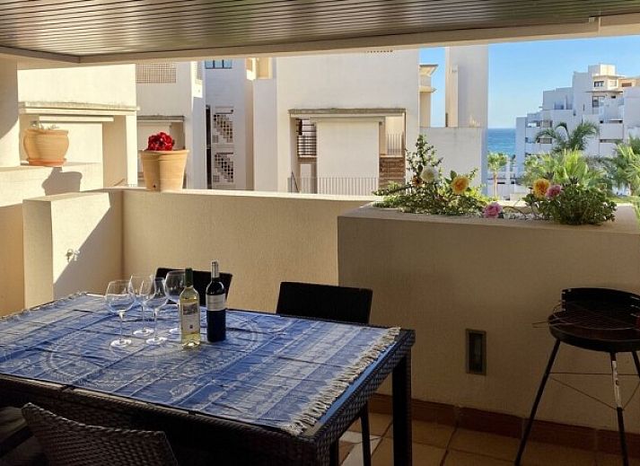 Elizabeth's Residence in Estepona biedt een prachtig uitzicht op de moderne architectuur en het zwembad op de Costa del Sol.