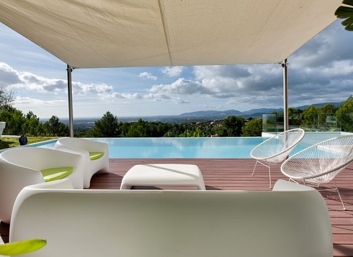 Ontspan op het terras van Villa Palma Can G in Bunyola, Mallorca met panoramisch uitzicht op de natuur en bergen.