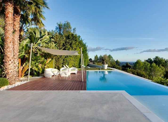 Ontspan op het terras van Villa Palma Can G in Bunyola, Mallorca met panoramisch uitzicht op de natuur en bergen.
