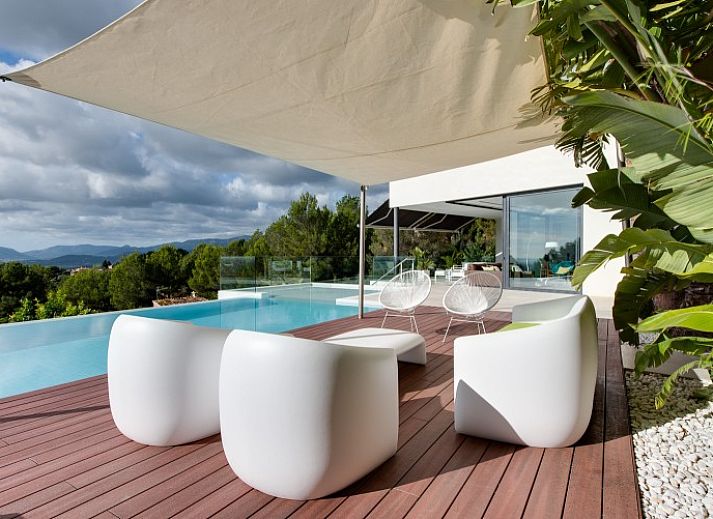 Ontspan op het terras van Villa Palma Can G in Bunyola, Mallorca met panoramisch uitzicht op de natuur en bergen.