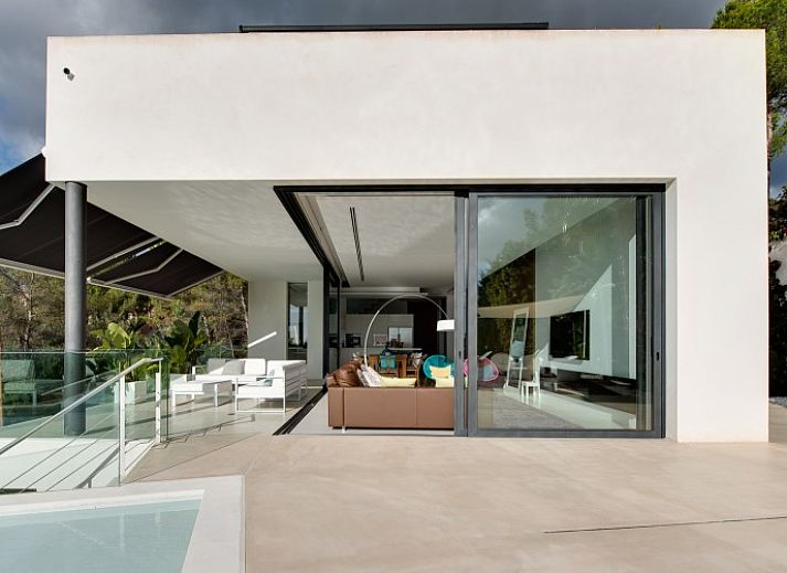 Ontspan op het terras van Villa Palma Can G in Bunyola, Mallorca met panoramisch uitzicht op de natuur en bergen.
