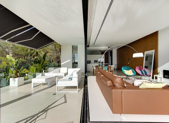 Geniet van luxe bij Villa Palma Can G, een vakantiehuis in Bunyola, Mallorca, met een prachtig zwembad en uitzicht op de natuur.