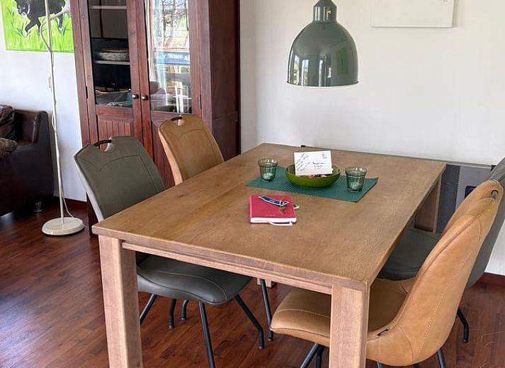 Atemberaubender Sonnenuntergang im Ferienhaus in Wezuperbrug, umgeben von Natur in Midden Drenthe, Drenthe.