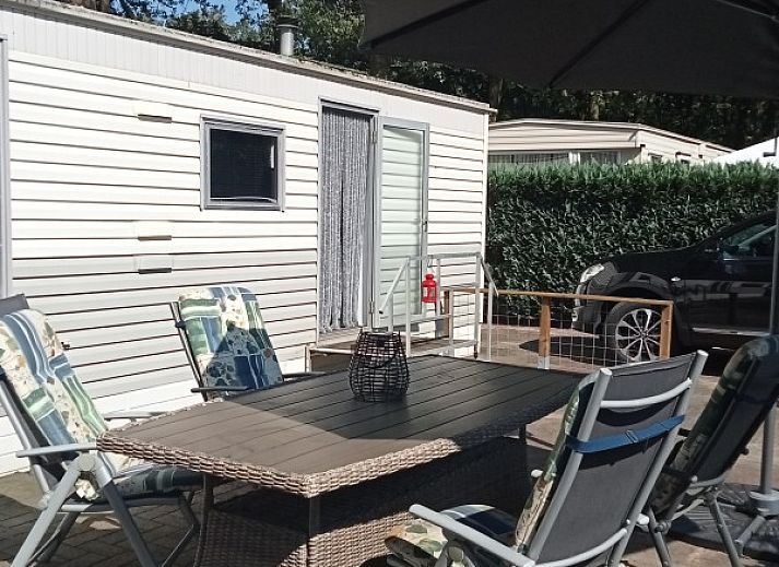 Stacaravan Banjer 197 in Schoonloo, Drenthe met uitnodigend terras en comfortabele buitenzitjes.