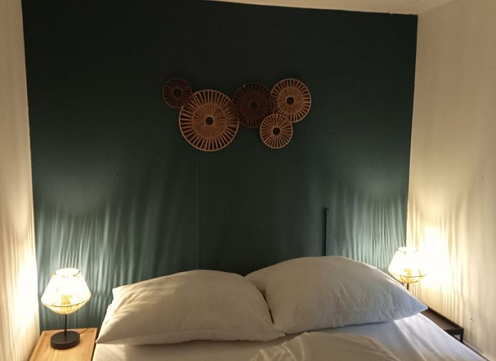 Zonnig terras van Stacaravan Banjer 197 in Midden Drenthe, omgeven door groene natuur.