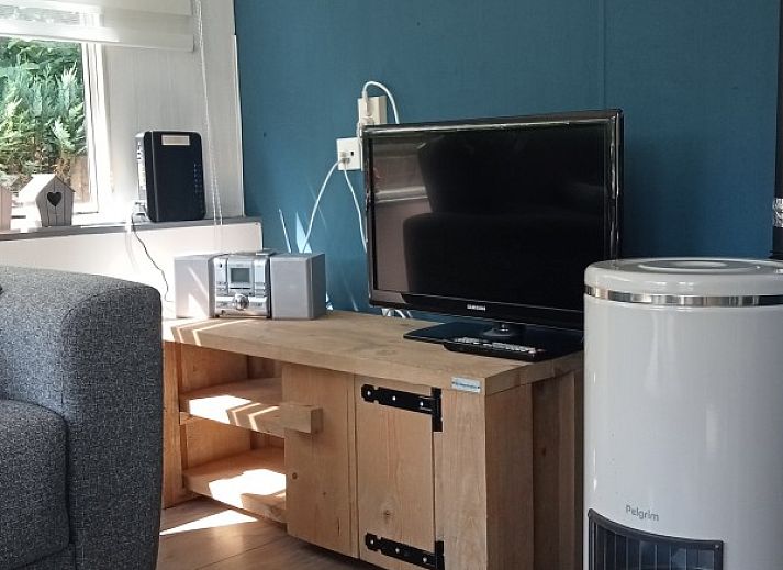 Zonnig terras van Stacaravan Banjer 197 in Midden Drenthe, omgeven door groene natuur.