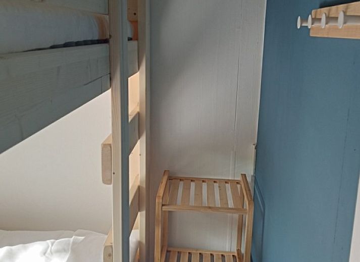 Zonnig terras van Stacaravan Banjer 197 in Midden Drenthe, omgeven door groene natuur.