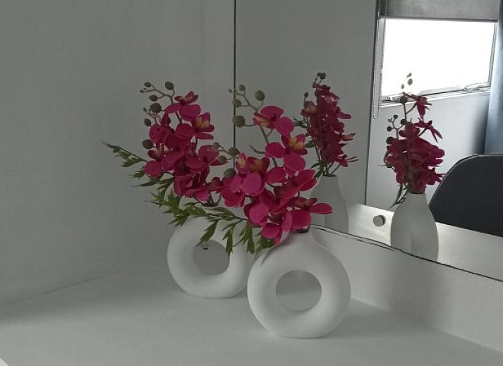 Gemoedelijk terras bij Stacaravan Banjer 197 in Schoonloo, ideaal voor buitenmaaltijden.