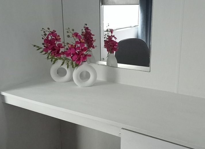 Gemoedelijk terras bij Stacaravan Banjer 197 in Schoonloo, ideaal voor buitenmaaltijden.