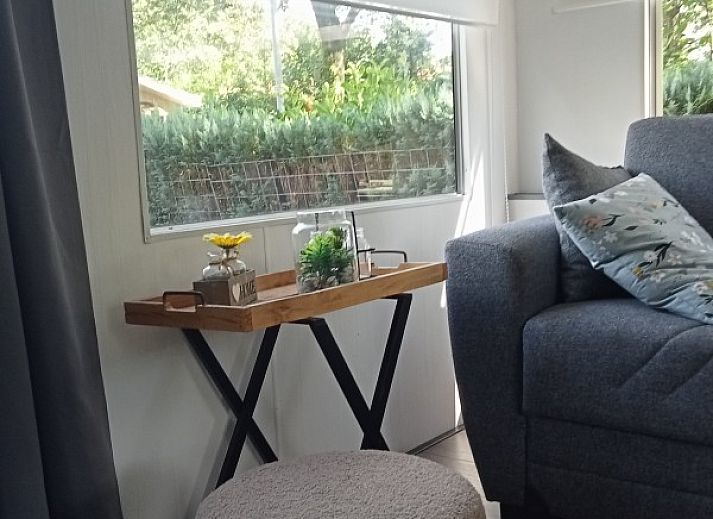 Gemoedelijk terras bij Stacaravan Banjer 197 in Schoonloo, ideaal voor buitenmaaltijden.