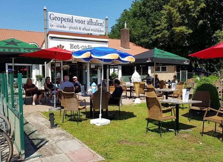 Gezellige binnenruimte van Stacaravan Banjer 197 in Schoonloo, voorzien van moderne voorzieningen.