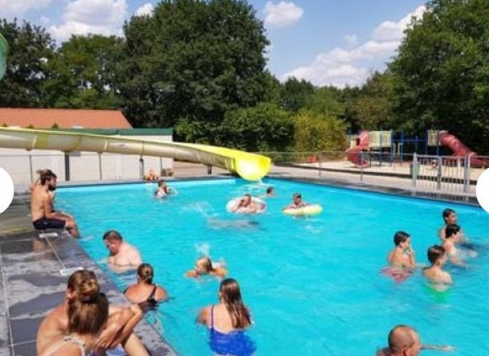 Gezellige binnenruimte van Stacaravan Banjer 197 in Schoonloo, voorzien van moderne voorzieningen.