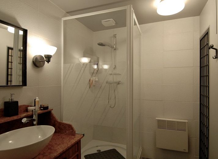 Vakantiehuis La Jeunesse in Maatz, Champagne-Ardennen, omringd door weelderige tuinen en groene natuur.