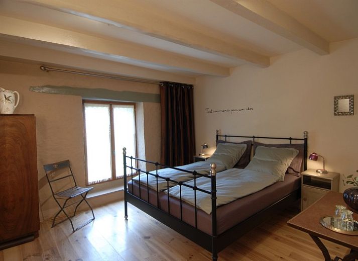 Vakantiehuis La Jeunesse in Maatz, Champagne-Ardennen, omringd door weelderige tuinen en groene natuur.