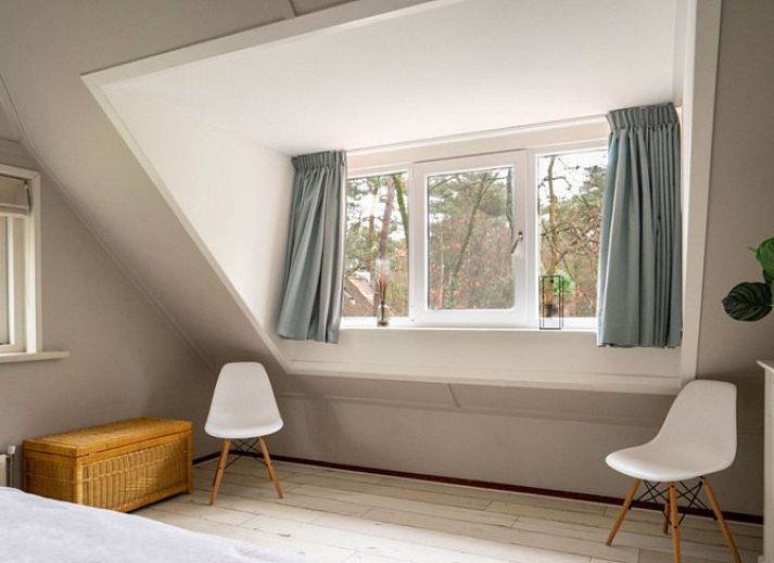 Sfeervolle avond bij vakantiehuis Mepke in Diever, Zuidwest Drenthe, met warme verlichting en bosrijke omgeving.