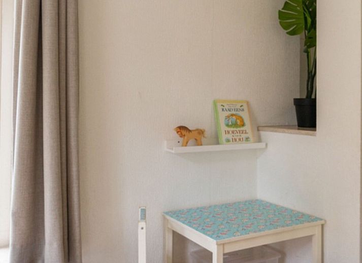 Lichte slaapkamer in vakantiehuis Mepke, Diever, Drenthe met groot raam en serene uitstraling.