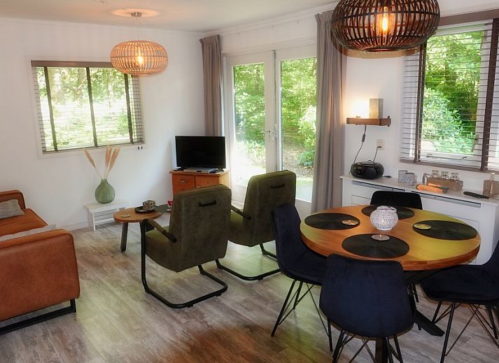 Picknicktafel bij huisje in Ruinen, vakantieaccommodatie in Zuidwest Drenthe.