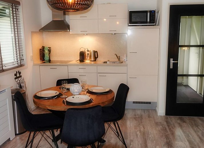 Picknicktafel bij huisje in Ruinen, vakantieaccommodatie in Zuidwest Drenthe.