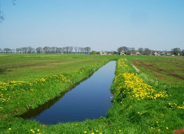 Gemuetliche Sitzecke in der Wohnung Westerend, Diever, mit Blick auf die Terrasse und den Garten im Suedwesten von Drenthe.