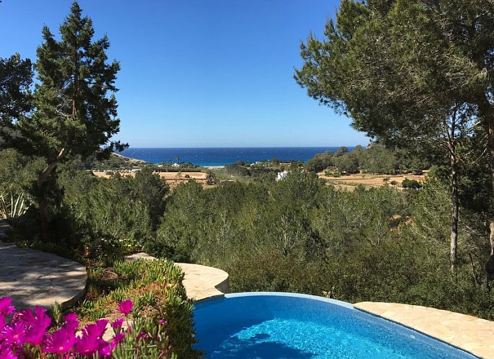 Geniet van het adembenemende zeezicht vanaf het terras van La Luna Azul vakantiehuis in Cala Jondal, Ibiza, omgeven door weelderige natuur.