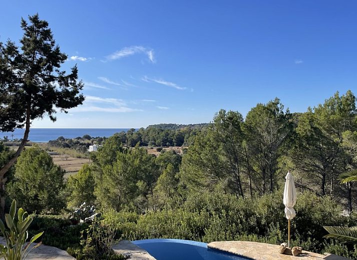 Geniet van het adembenemende zeezicht vanaf het terras van La Luna Azul vakantiehuis in Cala Jondal, Ibiza, omgeven door weelderige natuur.