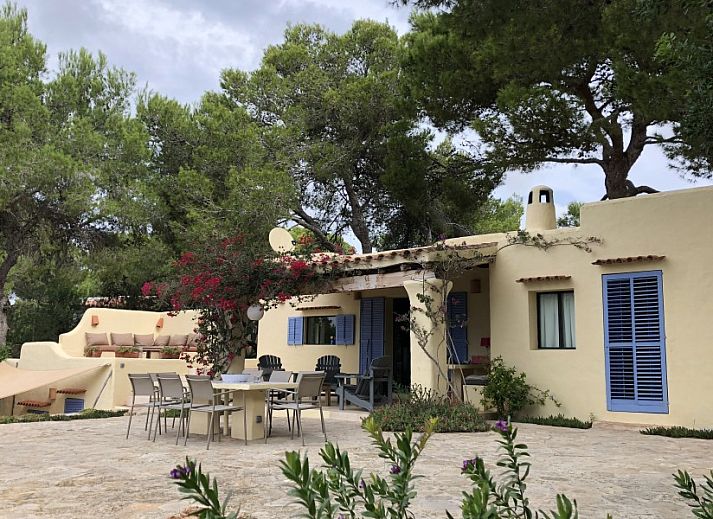 Geniet van het adembenemende zeezicht vanaf het terras van La Luna Azul vakantiehuis in Cala Jondal, Ibiza, omgeven door weelderige natuur.