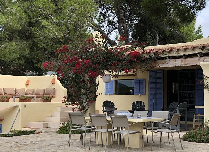 Geniet van het adembenemende zeezicht vanaf het terras van La Luna Azul vakantiehuis in Cala Jondal, Ibiza, omgeven door weelderige natuur.