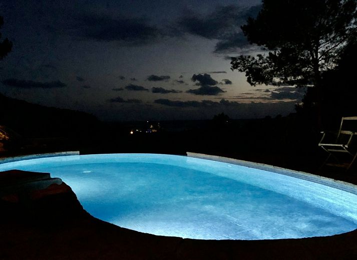 Geniet van het adembenemende uitzicht op de zee en natuur vanuit La Luna Azul vakantiehuis in Cala Jondal, Ibiza.