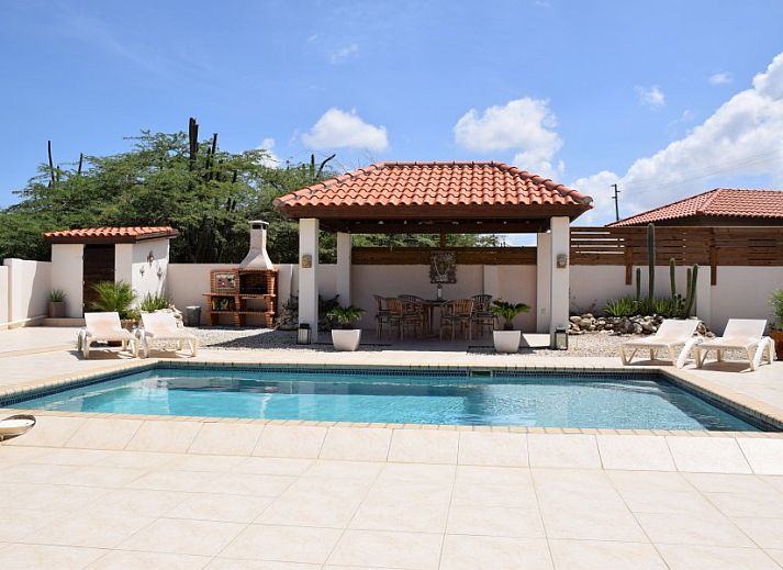 Villa San Miguel in Noord, Aruba: luxe vakantiehuis met terras en zwembad voor ultieme ontspanning.