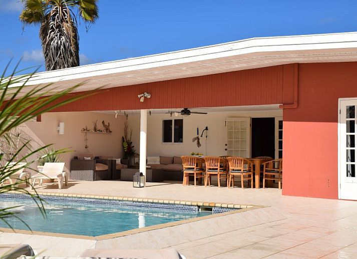 Villa San Miguel in Noord, Aruba: luxe vakantiehuis met terras en zwembad voor ultieme ontspanning.