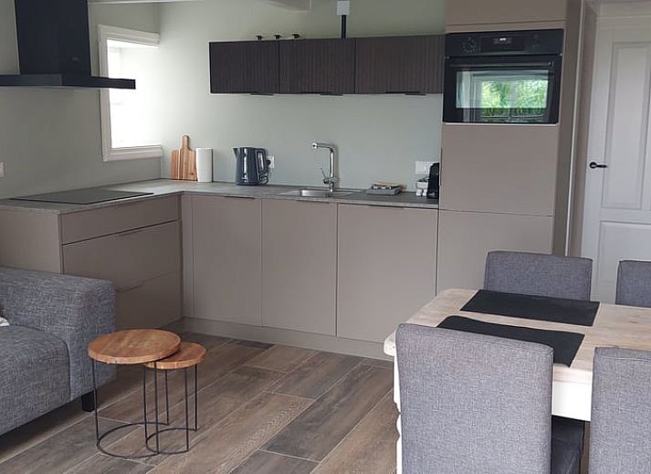 Zijaanzicht van Vakantiehuis in Nijemirdum, gelegen in de Friese bossen, Friesland.