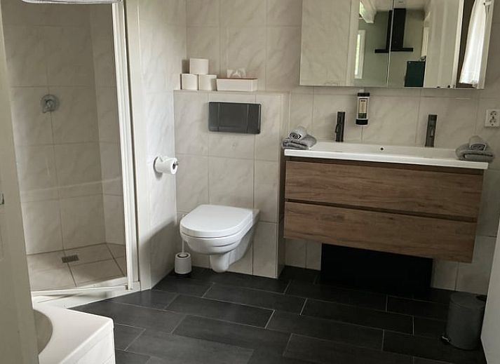 Gezellig terras bij Vakantiehuis in Nijemirdum, omgeven door de Friese natuur.