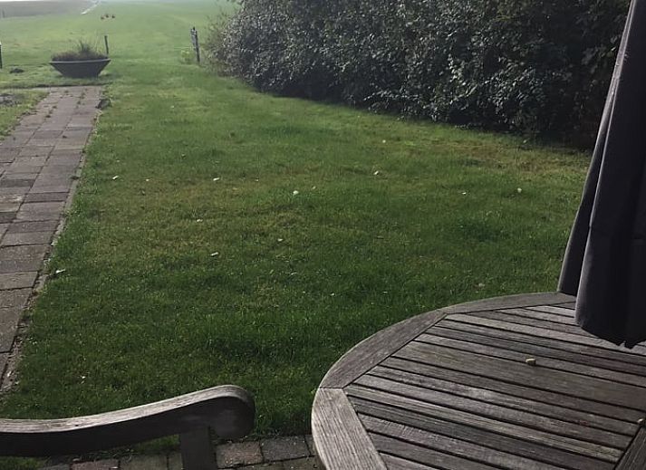 Gezellig terras bij Vakantiehuis in Nijemirdum, omgeven door de Friese natuur.