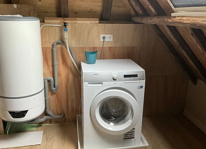 Gezellig terras bij Vakantiehuis in Nijemirdum, omgeven door de Friese natuur.