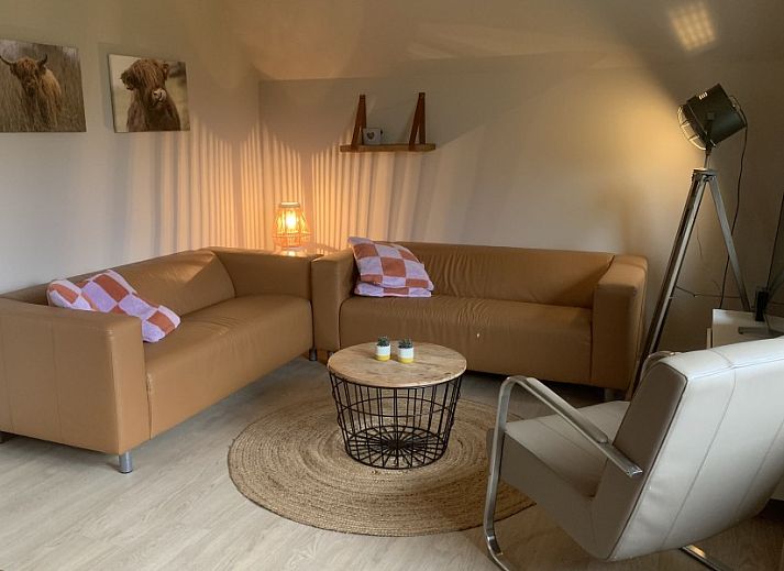 Chalet2rent Lauwersmeer in Anjum met zonnige tuin en terras, perfect voor ontspanning in de Friese meren.