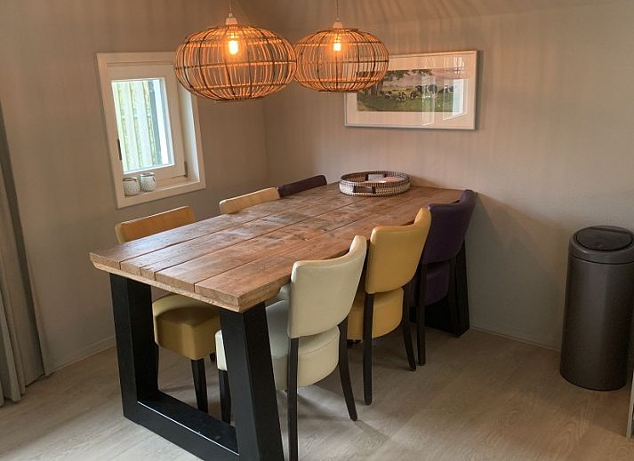 Chalet2rent Lauwersmeer in Anjum met zonnige tuin en terras, perfect voor ontspanning in de Friese meren.