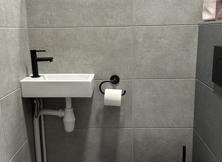 Gezellige woonkamer van Chalet2rent Lauwersmeer in Anjum met comfortabele banken, ideaal voor een ontspannen vakantiehuis.