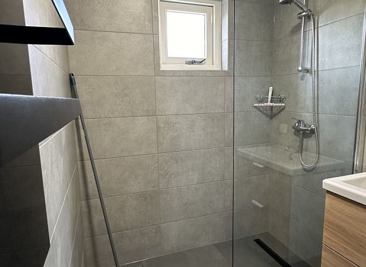 Gezellige woonkamer van Chalet2rent Lauwersmeer in Anjum met comfortabele banken, ideaal voor een ontspannen vakantiehuis.