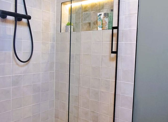 Verlichte avondsetting bij vakantiehuis in Ternaard, gezellig op het Friese platteland.