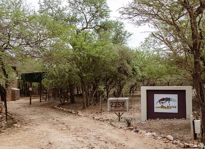Geniet van de unieke boomhutervaring bij Ons Blyplek, een vakantiehuis in Marloth Park, Mpumalanga, omgeven door prachtige natuur.