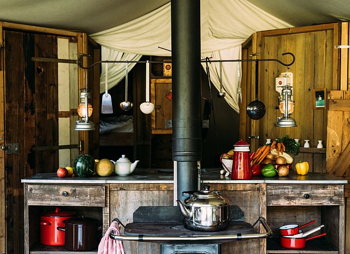 Verblijf 280805 - Tenthuis Rivierengebied - Tenthuisje met warme privédouche naast de tent met Hottub