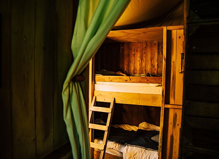 Verblijf 280805 - Tenthuis Rivierengebied - Tenthuisje met warme privédouche naast de tent met Hottub