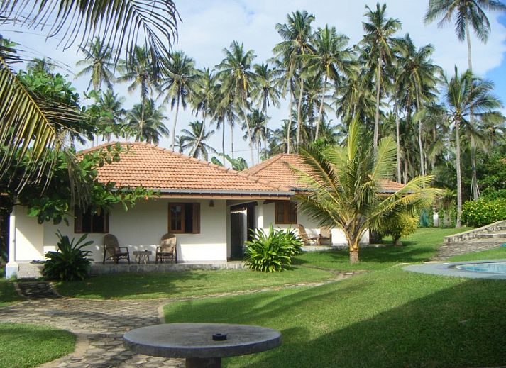 Ontspan bij Briddens Cabanas in Katuneriya, Sri Lanka, met een prachtig zwembad en weelderige natuur rondom de vakantiehuizen.