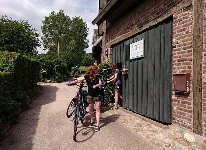 Bloemenrijke tuin bij Frensjerhofke vakantiehuis in Mechelen Zuid Limburg, perfect voor ontspanning.