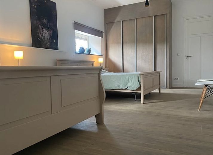 Gezellige woonkamer in Huisje in Beers, vakantiehuis in Beers NB, met veel natuurlijk licht en moderne inrichting.