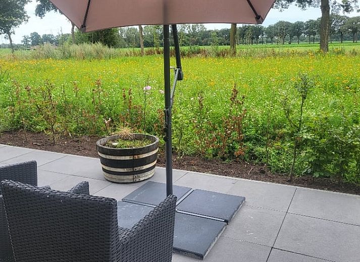 Ruime slaapkamer met houten meubels in Huisje in Beers, vakantiehuis in Beers NB, perfect voor een ontspannen verblijf.